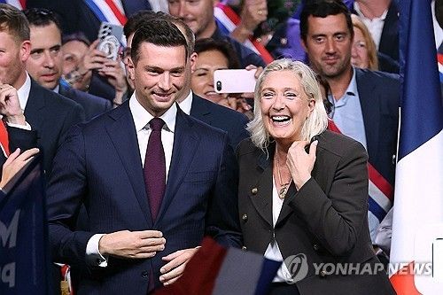 프랑스 극우 정당 국민연합의 마린 르펜 대선 후보(우)와 조르당 바르델라 당 대표. 연합뉴스