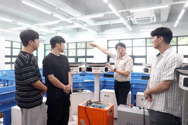 성금길 영남이공대 교수가 AI물류교육센터에서 학생들에게 AI 기반 물류자동화 시스템을 설명하고 있다. 영남이공대 제공