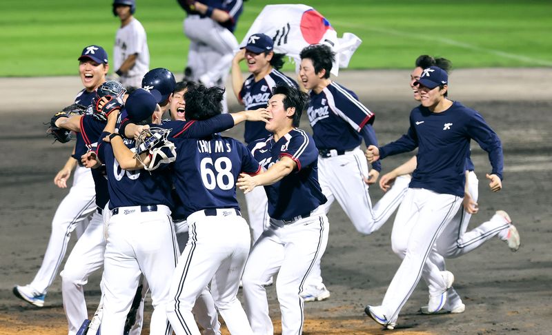 27일 일본 아이치현 도요하시 시민구장에서 열린 2026 아이치·나고야 아시안게임 야구 결승전 대한민국과 일본의 경기에서 3대1 승리한 대한민국 선수들이 금메달을 차지한 뒤 기뻐하고 있다. 뉴스1
