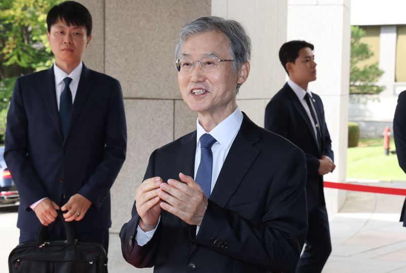 조희대 대법원장이 28일 오전 서울 서초구 대법원으로 출근하며 취재진의 질문에 답하고 있다. 뉴스1