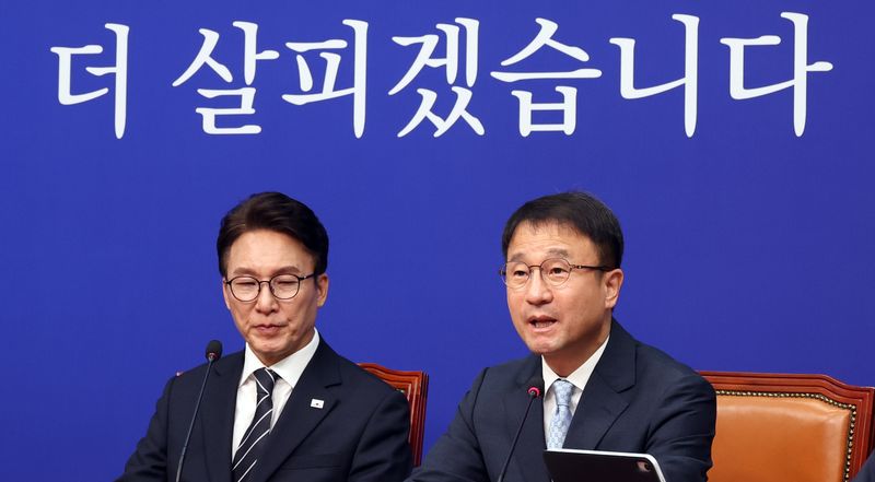 한병도 더불어민주당 원내대표가 28일 여의도 국회에서 열린 최고위원회의에 참석해 발언하고 있다. 왼쪽은 김민석 대표. 뉴시스