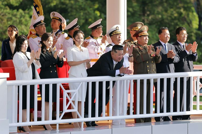 (평양 노동신문=뉴스1) = 5000톤급 신형 구축함 '강건'호의 취역식에 참석한 김정은 노동당 총비서와 딸 주애, 부인 리설주 여사. [국내에서만 사용가능. 재배포 금지. DB 금지. For Use Only in the Republic of Korea. Redistribution Prohibited] rodongphoto@news1.kr