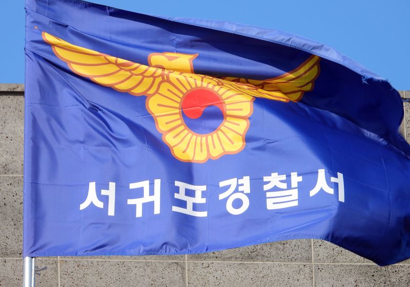 경찰은 서귀포시 색달동의 한 독채형 숙박시설에서 중국인 여성 관광객 2명을 감금하고 약 2000만원 상당을 빼앗은 혐의로 중국인 남성 3명을 구속하고 중국으로 출국한 공범 2명을 추적하고 있다. 사진=뉴시스