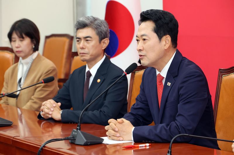 장동혁 국민의힘 대표가 28일 국회에서 강신철 신임 국방부 장관을 접견하고 인사말을 하고 있다. 사진=박범준 기자