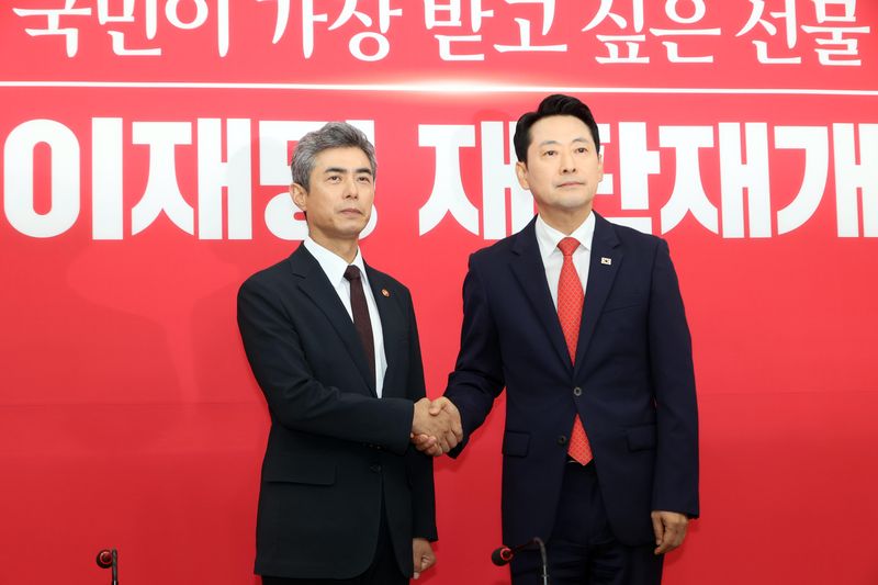 장동혁 국민의힘 대표가 28일 국회에서 강신철 신임 국방부 장관을 접견하며 기념촬영하고 있다. 사진=박범준 기자