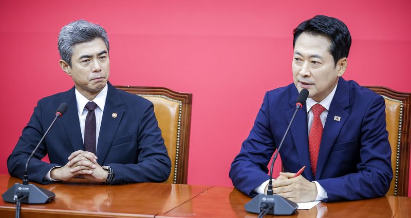 [서울=뉴시스] 정병혁 기자 = 강신철 국방부 장관이 28일 서울 여의도 국회에서 장동혁 국민의힘 대표의 발언을 듣고 있다. 2026.09.28. jhope@newsis.com <저작권자ⓒ 공감언론 뉴시스통신사. 무단전재-재배포 금지.> /사진=뉴시스화상