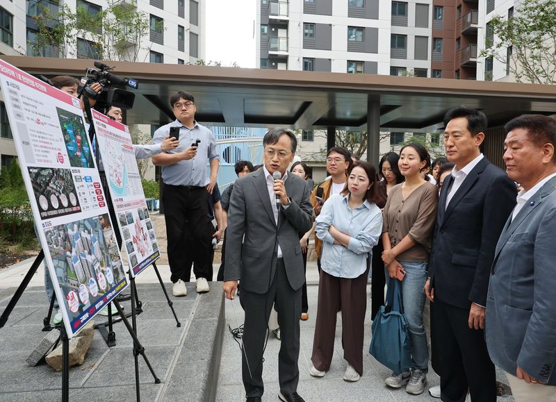 '모아주택 1호' 사업지인 오세훈 서울시장이 28일 모아주택 1호 사업지인 서울 광진구 '강변역 센트럴 아이파크'를 방문해 사업설명을 듣고 있다. 사진=연합뉴스