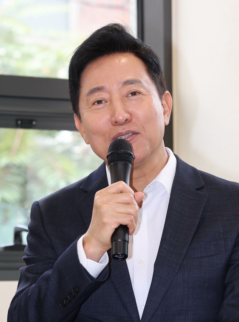 오세훈 서울시장이 28일 모아주택 1호 사업지인 서울 광진구 강변역 센트럴아이파크를 방문해 주민간담회에서 질문에 답하고 있다. 사진=연합뉴스