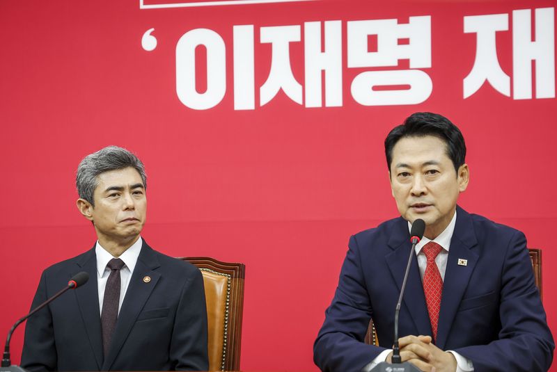 장동혁, 강신철에
