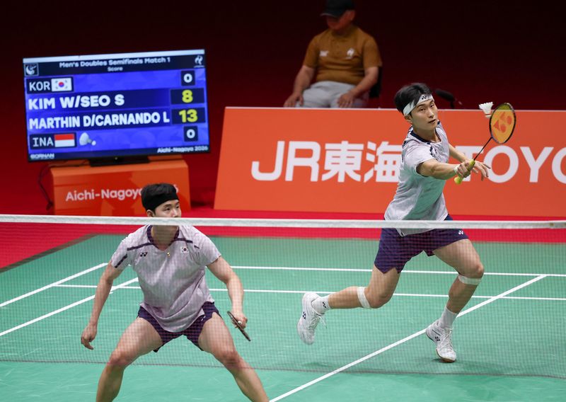 28일 일본 이치노미야 시립체육관에서 열린 2026 아이치·나고야 아시안게임 배드민턴 남자 복식 준결승전, 한국 서승재(왼쪽), 김원호가 인도네시아와 맞대결을 펼치고 있다. 뉴스1