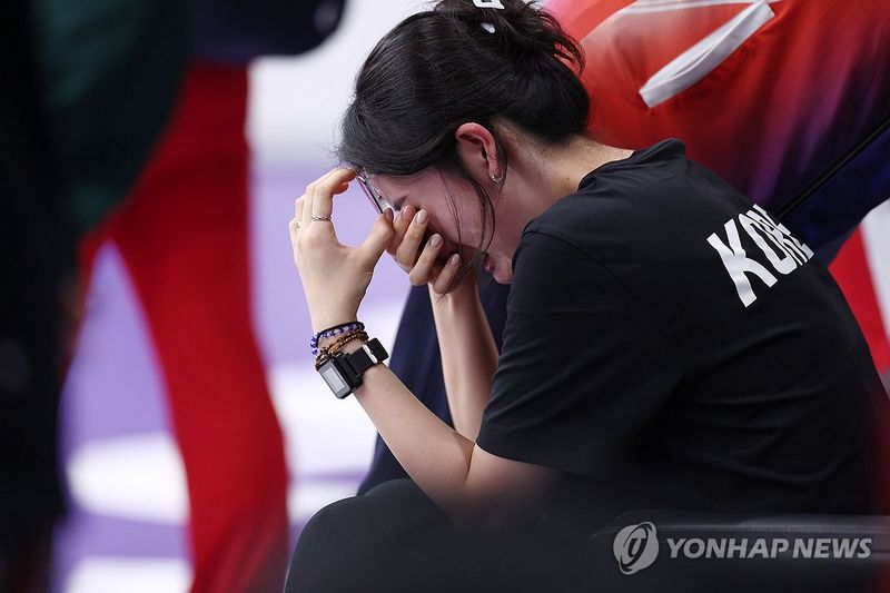 0점 실수 후 눈물 흘리는 양지인. 연합뉴스