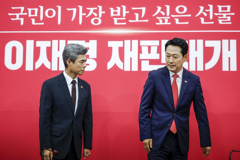 [서울=뉴시스] 정병혁 기자 = 장동혁 국민의힘 대표가 28일 서울 여의도 국회에서 강신철 국방부 장관과 만나 자리에 앉고 있다. 2026.09.28. jhope@newsis.com