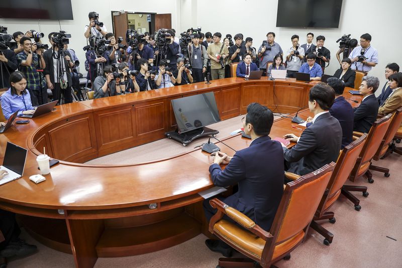 [서울=뉴시스] 정병혁 기자 = 장동혁 국민의힘 대표가 28일 서울 여의도 국회에서 강신철 국방부 장관과 면담을 하고 있다. 2026.09.28. jhope@newsis.com