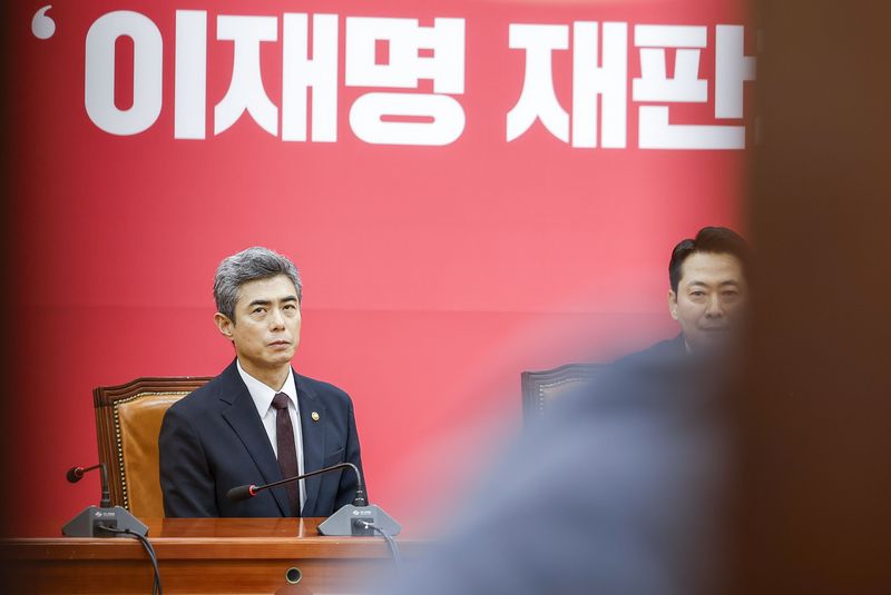 [서울=뉴시스] 정병혁 기자 = 28일 서울 여의도 국회에서 열린 장동혁 국민의힘 대표와 강신철 국방부 장관의 면담이 비공개 전환되고 있다. 2026.09.28. jhope@newsis.com