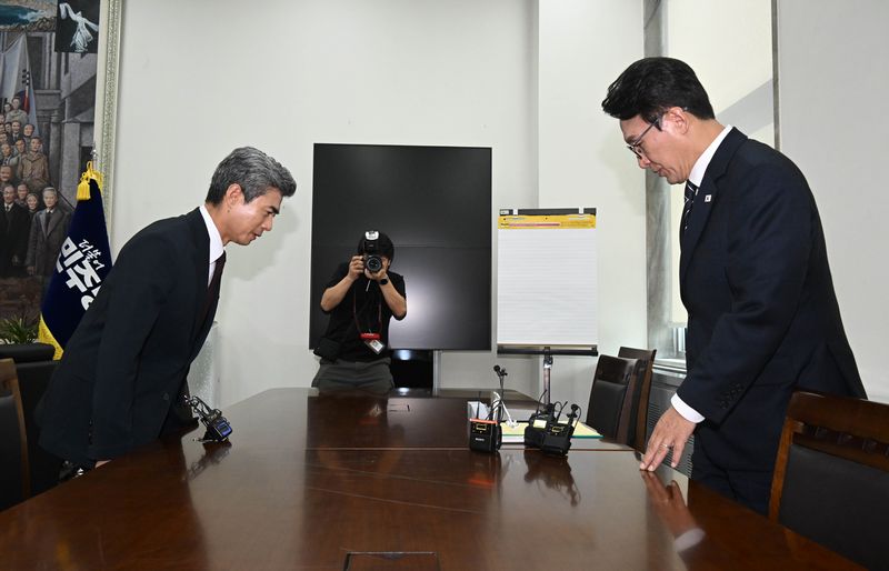 [서울=뉴시스] 국회사진기자단 = 김민석(오른쪽) 더불어민주당 대표가 28일 국회에서 강신철 신임 국방부장관을 접견하고 있다. 2026.09.28. photo@newsis.com