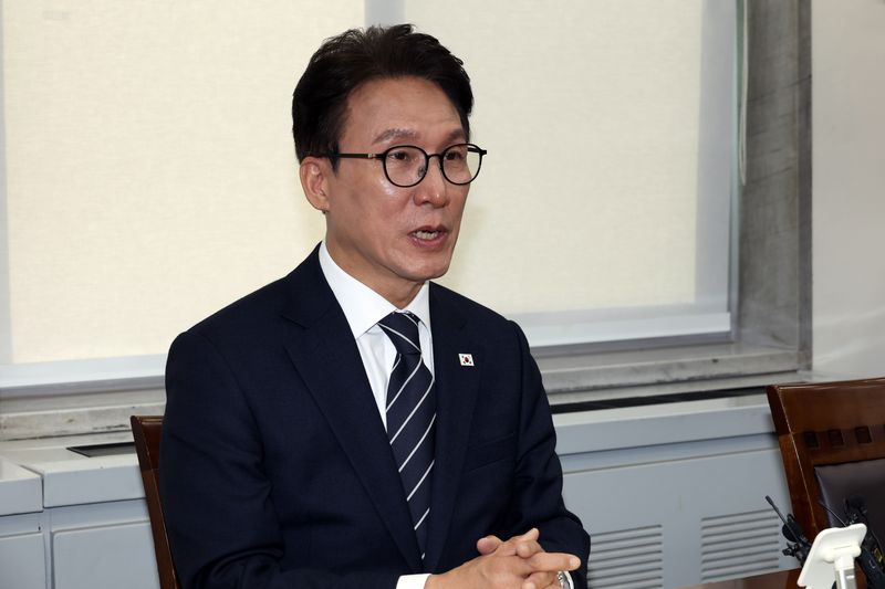 [서울=뉴시스] 국회사진기자단 = 김민석 더불어민주당 대표가 28일 국회에서 강신철 신임 국방부 장관을 접견하며 발언하고 있다. 2026.09.28. photo@newsis.com