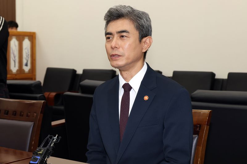 [서울=뉴시스] 국회사진기자단 = 강신철 신임 국방부 장관이 28일 서울 여의도 국회에서 더불어민주당 김민석 대표를 예방하며 발언을 하고 있다. 2026.09.28. photo@newsis.com