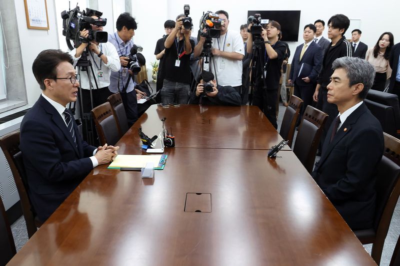 [서울=뉴시스] 국회사진기자단 = 김민석(왼쪽) 더불어민주당 대표가 28일 국회에서 강신철 신임 국방부 장관을 접견하고 있다. 2026.09.28. photo@newsis.com
