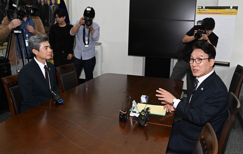[서울=뉴시스] 국회사진기자단 = 김민석(오른쪽) 더불어민주당 대표가 28일 국회에서 강신철 신임 국방부장관을 접견하고 있다. 2026.09.28. photo@newsis.com