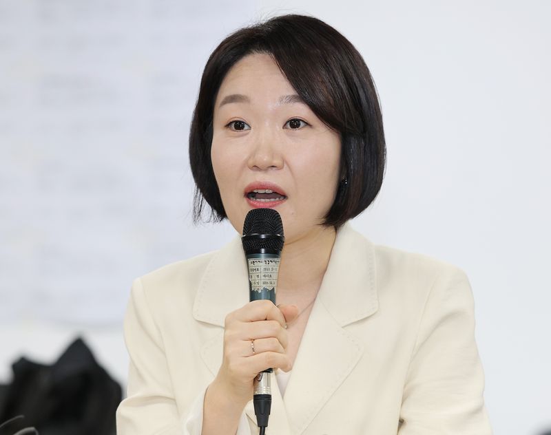 이소영 신임 중소벤처기업부 장관이 지난 23일 경기 수원시 팔달구 못골시장에서 열린 전국상인연합회 차담회에 참석해 모두발언을 하고 있다. 뉴시스