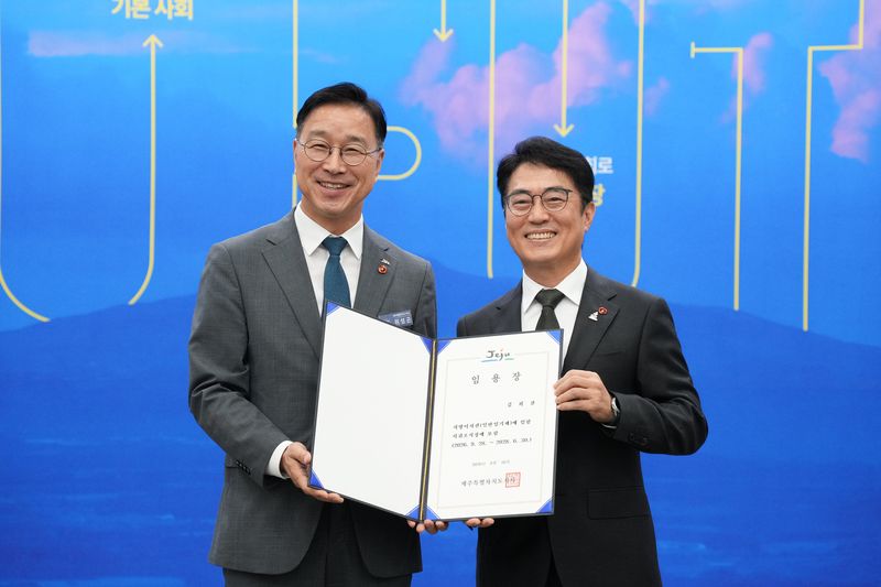 위성곤 제주도지사(왼쪽)와 김희찬 신임 서귀포시장이 28일 임명장 수여식에서 기념촬영을 하고 있다. 김 시장은 제주도 관광교류국장과 세계유산본부장, 총무과장, 서귀포시 문화관광체육국장 등을 거친 31년 경력의 행정관료로, 2028년 6월30일까지 서귀포시정을 맡는다. 사진=제주특별자치도 제공