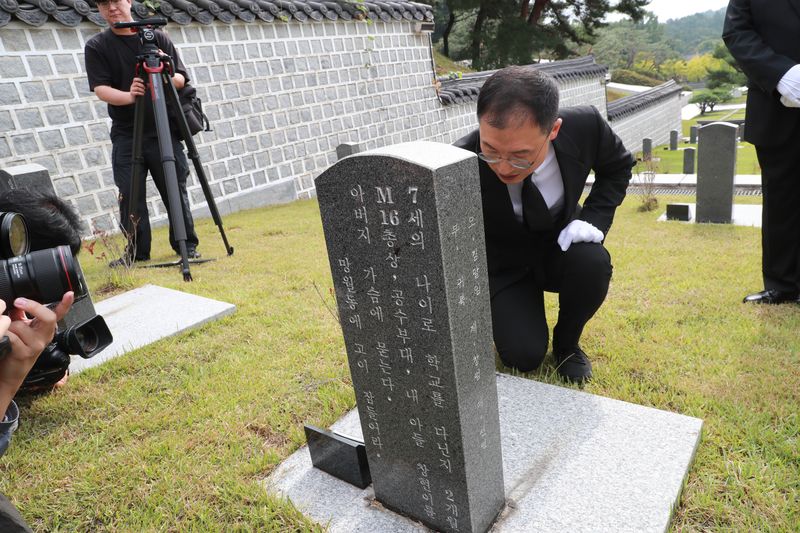28일 전남광주통합특별시를 방문한 김상욱 울산시장이 국립 5.18 민주묘지를 참배하고 한 희생자의 묘 앞에서 넋을 기리고 있다. 울산시 제공