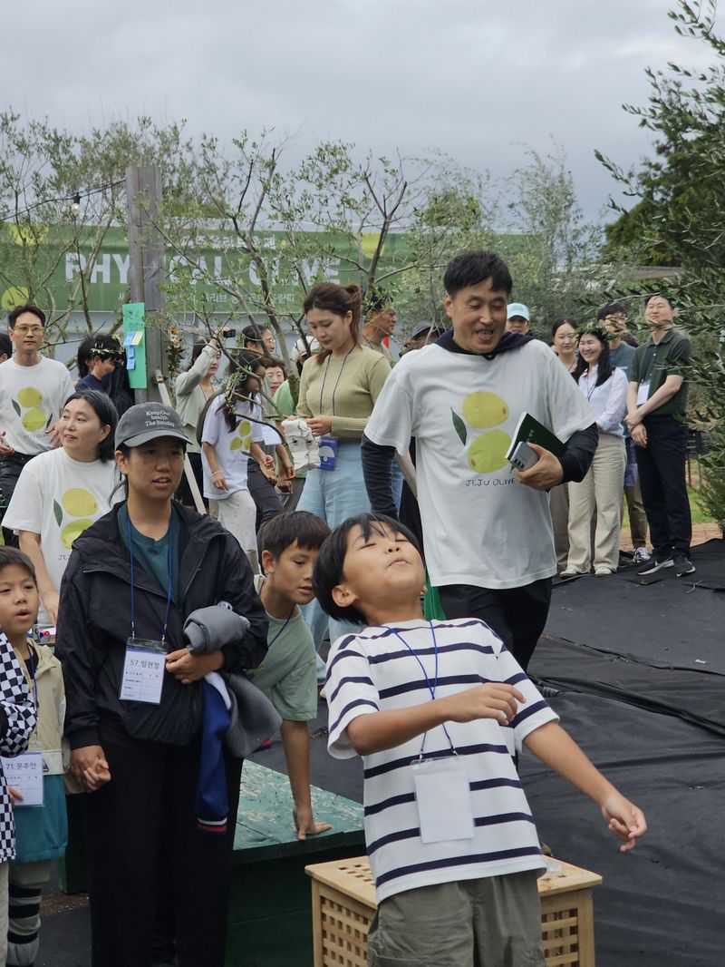 지난해 열린 제주 올리브 축제에서 참가자들이 ‘올리브씨 멀리 뱉기’ 경기에 참여하고 있다. 올해 축제는 10월 3일부터 5일까지 서귀포시 대정읍 일대에서 열리며 농사 체험과 플로깅, 농장투어, 올리브 제품 판매 등을 진행한다. 사진=제주올리브연구회 제공