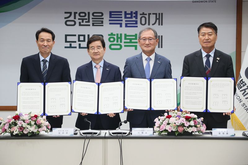 강원도 고성 화진포 국제휴양관광지 조성을 위한 투자협약식이 28일 도청에서 우상호 강원도지사와 함명준 고성군수, 김선규 호반그룹 회장, 이정호 호반호텔앤리조트 대표이사 등이 참석한 가운데 열렸다. 강원자치도 제공