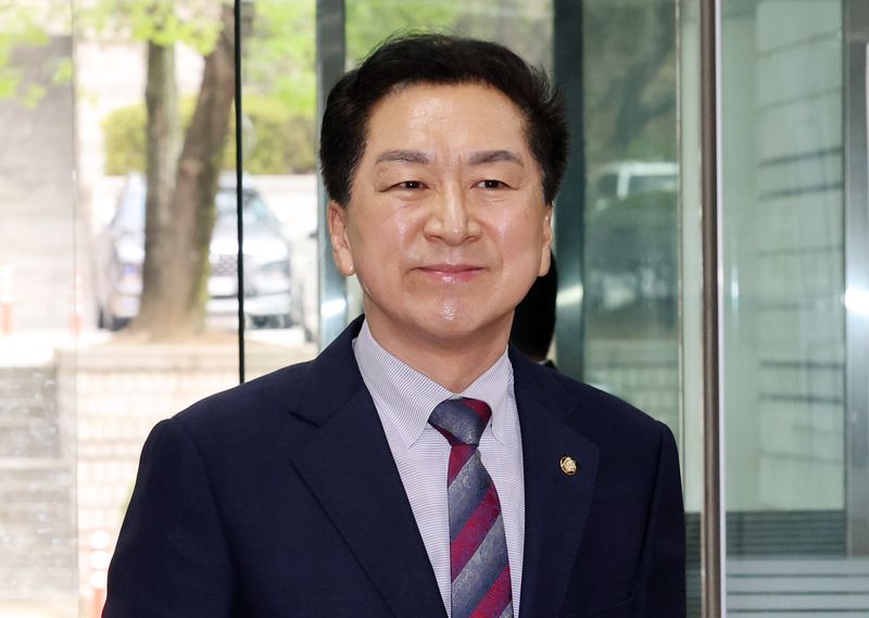 김건희 여사에게 260만원대 로저비비에 가방을 선물한 혐의로 기소된 김기현 국민의힘 의원이 지난 14일 서울 서초구 서울중앙지방법원에서 열린 5차 공판에 출석하고 있다. 뉴스1