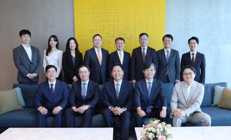 법무법인 율촌 메가프로젝트 전략지원센터 구성원들이 단체사진을 촬영하고 있다. 법무법인 율촌 제공