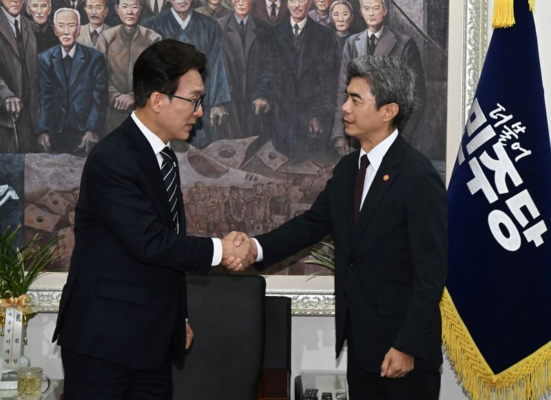 김민석 더불어민주당 대표가 28일 서울 여의도 국회에서 강신철 신임 국방부 장관을 접견, 인사를 나누고 있다. 2026.9.28 ⓒ 뉴스1 국회사진기자단
