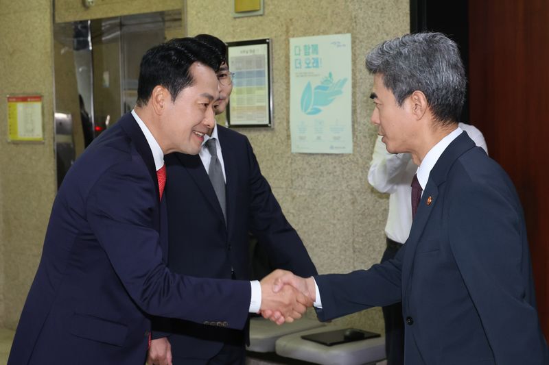 장동혁 국민의힘 대표가 28일 서울 여의도 국회에서 강신철 신임 국방부 장관을 접견하며 인사하고 있다. 2026.9.28 ⓒ 뉴스1 신웅수 기자