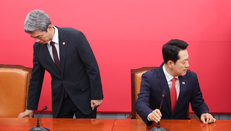 장동혁 국민의힘 대표가 28일 서울 여의도 국회에서 강신철 신임 국방부 장관을 접견하고 있다. 2026.9.28 ⓒ 뉴스1 신웅수 기자