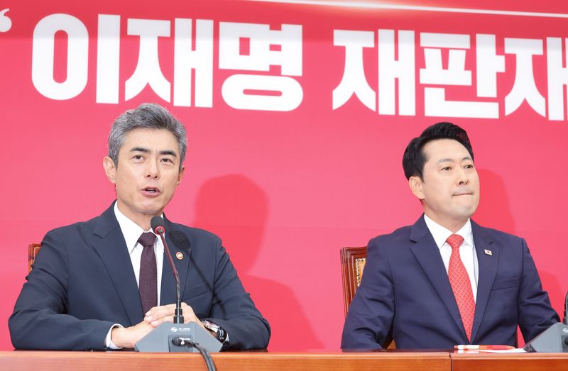 강신철 신임 국방부 장관이 28일 서울 여의도 국회를 찾아 장동혁 국민의힘 대표를 예방하며 인사말을 하고 있다. 2026.9.28 ⓒ 뉴스1 신웅수 기자