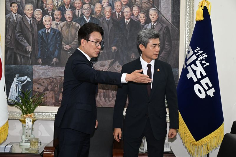 김민석 더불어민주당 대표가 28일 서울 여의도 국회에서 강신철 신임 국방부 장관을 접견, 자리를 안내하고 있다. 2026.9.28 ⓒ 뉴스1 국회사진기자단