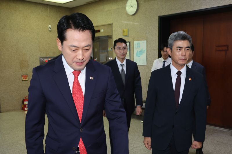 장동혁 국민의힘 대표가 28일 국회에서 강신철 신임 국방부 장관을 접견하고 있다. 뉴스1