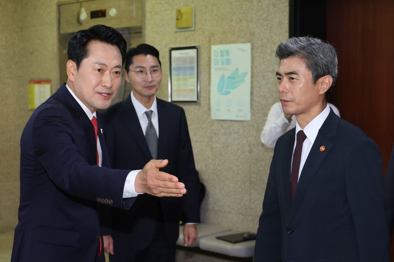 장동혁 국민의힘 대표가 28일 서울 여의도 국회에서 강신철 신임 국방부 장관을 접견하고 있다. 2026.9.28 ⓒ 뉴스1 신웅수 기자