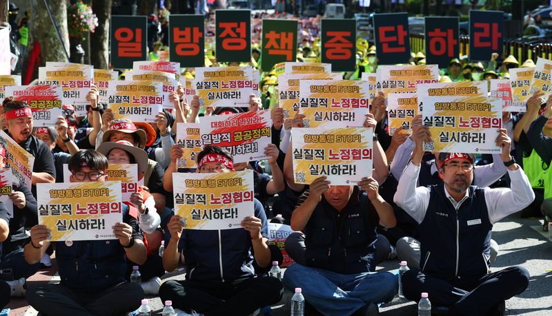 한국노총 전국공공산업노동조합연맹 등이 28일 서울 종로구 청와대 사랑채 인근에서 '일방적·강압적 공공정책 분쇄! 일방통행 이재명 정권 규탄! 조합 간부 총력 투쟁 결의대회'를 열고 있다. 뉴시스