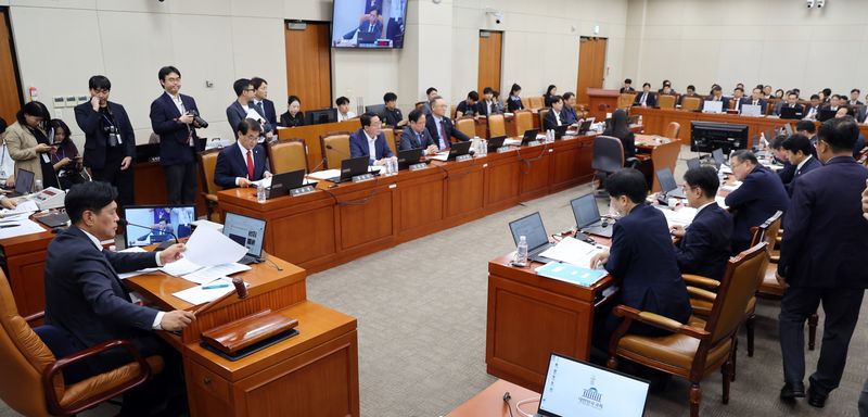 조승래 재경위원장이 28일 오후 서울 여의도 국회에서 열린 재정경제기획위원회 전체회의에서 의사봉을 두드리고 있다. 뉴스1