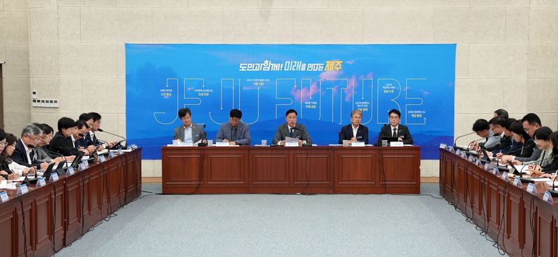 위성곤 제주도지사가 28일 제주도청에서 열린 제3회 월간정책회의를 주재하고 있다. 제주도는 이날 회의를 민생경제 활성화 전략회의로 열어 452억원 규모 소규모 공공공사 조기발주와 지역제품 구매 확대, 관광·지역상권 연계 방안 등을 점검했다. 사진=제주특별자치도 제공