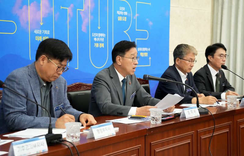 위성곤 제주도지사가 28일 제주도청 월간정책회의에서 민생경제 활성화 대책을 설명하고 있다. 제주도는 8월 말 163억원이던 하반기 소규모 공공공사 발주 규모를 10월 말까지 407억원 이상으로 확대할 계획이다. 사진=제주특별자치도 제공