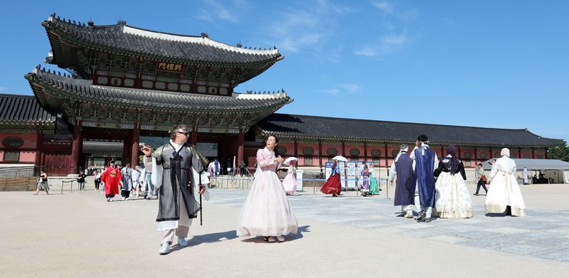 정부가 올해 외국인 관광객 2300만 명 유치를 목표로 한 가운데 8월까지 한국을 찾은 외국인 관광객이 1500만 명을 넘어섰다. 문화체육관광부는 1~8월 방한 외국인 관광객이 1504만8435명으로 지난해 같은 기간보다 21.6% 증가했다고 9월 28일 밝혔다. 사진은 이날 서울 경복궁을 찾은 외국인 관광객들의 모습. /사진=뉴시스