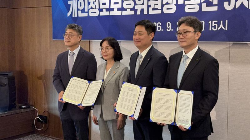 개인정보보호위원회는 28일 서울 중구 한국프레스센터에서 통신3사 최고경영자와 간담회를 개최했다. (좌측부터) 정재헌 SK텔레콤 대표, 송경희 개인정보보호위원장, 홍범식 LG유플러스 대표. 박윤영 KT 대표. 공동취재단 제공
