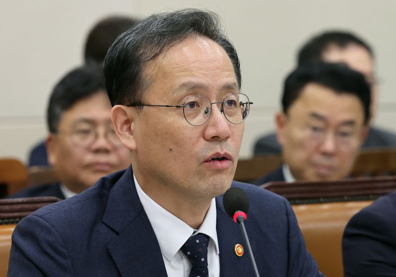 이형일 경제부총리 겸 재정경제부 장관이 28일 오후 서울 여의도 국회에서 열린 재정경제기획위원회 전체회의에서 의원 질의에 답하고 있다. 뉴스1