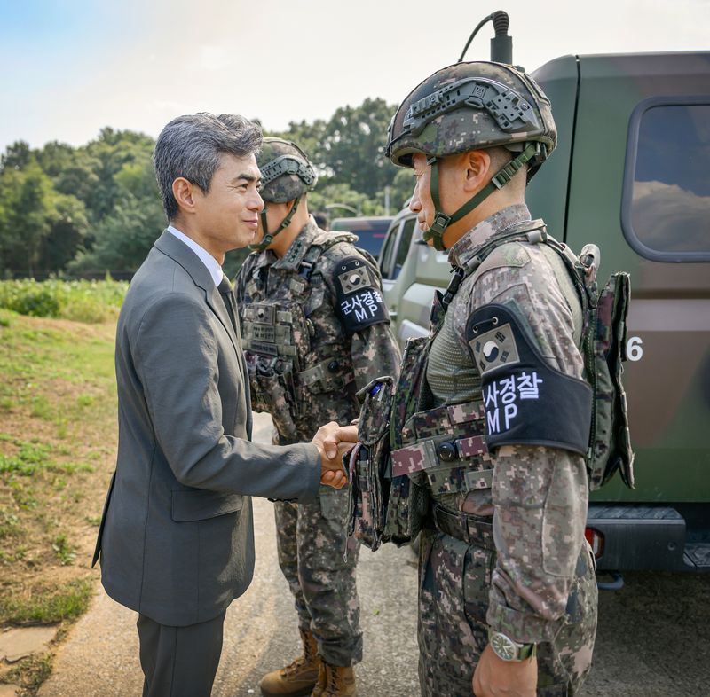 강신철 국방부 장관, 최전방 '양복 순시' 논란…온라인 '씨끌'