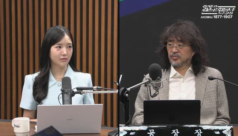 [서울=뉴시스] 방송인 김어준씨가 28일 유튜브 채널 '김어준의 겸손은힘들다 뉴스공장'에서 이재명 대통령의 기자회견과 사회관계망서비스(SNS) 사용에 대한 생각을 밝히고 있다. (사진=유튜브 채널 '김어준의 겸손은힘들다 뉴스공장' 캡처) *재판매 및 DB 금지