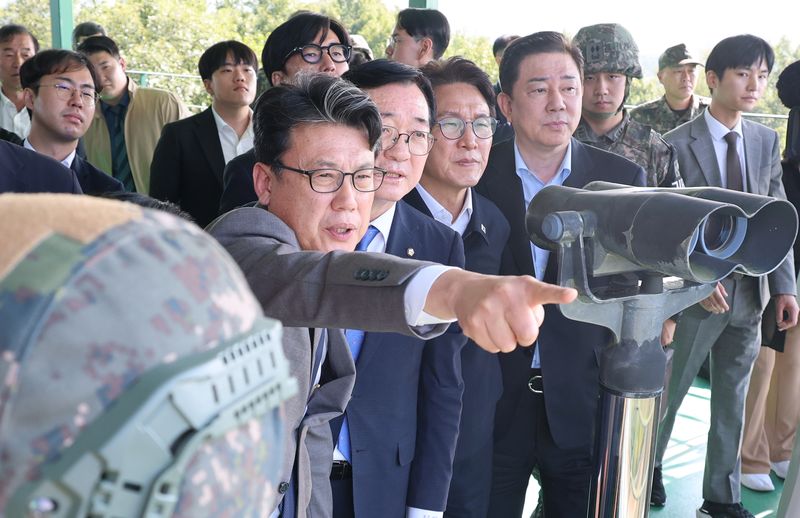 김민석 더불어민주당 대표와 진성준 국회 국방위원장을 비롯한 국방위원들이 28일 오후 경기 연천군 육군 25사단 비룡전망대를 찾아 북측을 살펴보며 최근 비무장지대(DMZ)에서 발생한 지뢰 추정 폭발 사고와 관련한 현장 점검을 하고 있다. 뉴시스