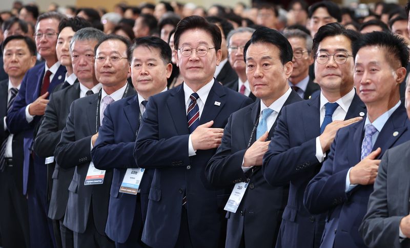 이재명 대통령이 28일 인천 송도에서 열린 제20회 세계한인의 날 기념식에서 국민의례를 하고 있다. 연합뉴스