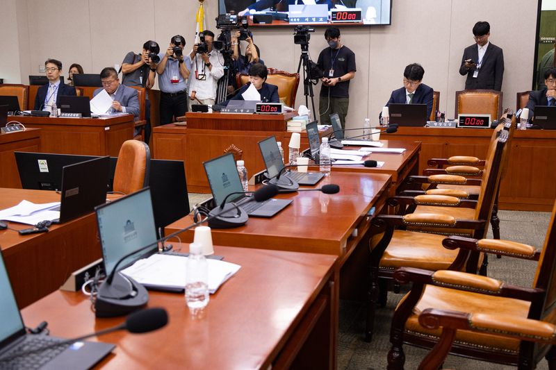 서영교 국회 법제사법위원장이 28일 서울 여의도 국회에서 열린 제439회 국회(정기회) 법제사법위원회 제8차 전체회의에서 조희대 대법원장 국정감사 일반증인 채택에 항의한 국민의힘 위원들이 퇴장한 후 의사봉을 두드리고 있다. 뉴스1