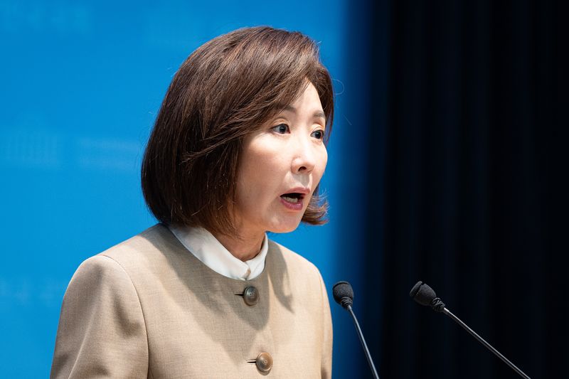 나경원 국민의힘 의원이 서울 여의도 국회 소통관에서 북한소행 추정 DMZ 지뢰 발목절단 사고 관련 기자회견을 하고 있다. 뉴스1